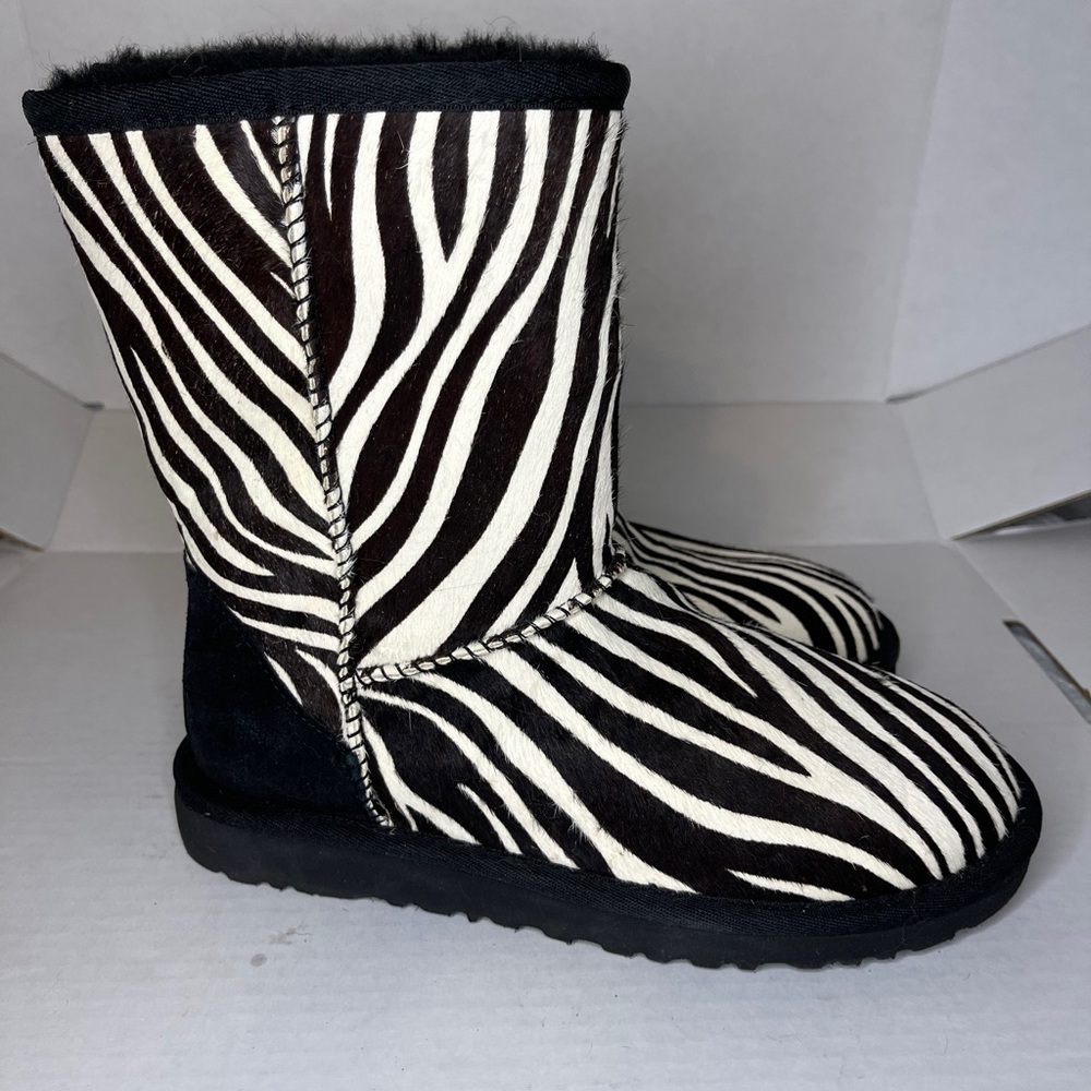 Ugg’s Classic Short Zebra Print Boot-Size 6 - image 4